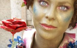 Bloemen Dame Levend Standbeeld huren? Deze kleurrijke lente act zorgt voor sfeer, interactie en een warme ontvangst. Perfect voor festivals, winkelcentra, beurzen en jubilea. Een echte blikvanger. 🌸