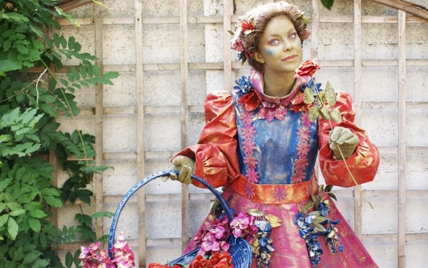 Bloemen Dame Levend Standbeeld huren? Deze kleurrijke lente act zorgt voor sfeer, interactie en een warme ontvangst. Perfect voor festivals, winkelcentra, beurzen en jubilea. Een echte blikvanger. 🌸