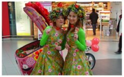 De Bloemen Meisjes brengen kleur, energie en vrolijkheid naar elk evenement. Met hun speelse bewegingen en kleurrijke uitstraling zorgen ze direct voor een feestelijke sfeer. Een frisse animatieact die het publiek laat glimlachen. Perfect als ontvangstentertainment en thematische act. Ideaal voor festivals, winkelcentra en beurzen. Ze passen perfect bij thema’s als bloemen, lente, Pasen en kleurrijk entertainment.
