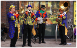 Boek het Clowns Dixieland Looporkest voor een onvergetelijk evenement. Breed repertoire, flexibele bezetting. Swingend of ontspannen, het perfecte geluid voor uw feest!