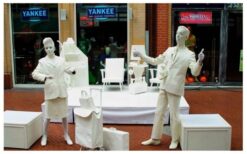 Heer en Mevrouw Wit zijn een stijlvolle animatieact en levend standbeeld in wit thema. Ze zijn inzetbaar als ontvangstentertainment, mobiele act of eyecatcher op een sokkel. Hun elegante uitstraling trekt direct de aandacht. Perfect voor diverse evenementen. Geschikt voor beurzen, winkelcentra, festivals en netwerkbijeenkomsten. Een veelzijdig duo voor evenementen waar uitstraling en sfeer belangrijk zijn.