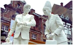 Heer en Mevrouw Wit zijn een stijlvolle animatieact en levend standbeeld in wit thema. Ze zijn inzetbaar als ontvangstentertainment, mobiele act of eyecatcher op een sokkel. Hun elegante uitstraling trekt direct de aandacht. Perfect voor diverse evenementen. Geschikt voor beurzen, winkelcentra, festivals en netwerkbijeenkomsten. Een veelzijdig duo voor evenementen waar uitstraling en sfeer belangrijk zijn.