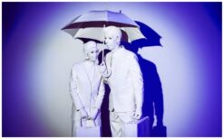 Heer en Mevrouw Wit zijn een stijlvolle animatieact en levend standbeeld in wit thema. Ze zijn inzetbaar als ontvangstentertainment, mobiele act of eyecatcher op een sokkel. Hun elegante uitstraling trekt direct de aandacht. Perfect voor diverse evenementen. Geschikt voor beurzen, winkelcentra, festivals en netwerkbijeenkomsten. Een veelzijdig duo voor evenementen waar uitstraling en sfeer belangrijk zijn.