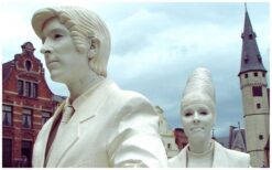 Heer en Mevrouw Wit zijn een stijlvolle animatieact en levend standbeeld in wit thema. Ze zijn inzetbaar als ontvangstentertainment, mobiele act of eyecatcher op een sokkel. Hun elegante uitstraling trekt direct de aandacht. Perfect voor diverse evenementen. Geschikt voor beurzen, winkelcentra, festivals en netwerkbijeenkomsten. Een veelzijdig duo voor evenementen waar uitstraling en sfeer belangrijk zijn.