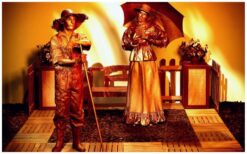 De Koperen Dame & Tuinman Levend Standbeeld vormen een stijlvol en verrassend duo. Op een bankje ontstaat een rustig tafereel met subtiele interactie. Af en toe komen ze onverwacht tot leven en trekken direct de aandacht. Een unieke act voor diverse evenementen. Perfect voor ontvangstentertainment, festivals en winkelcentra. Ook los te boeken en passend bij natuur- en goudthema’s.