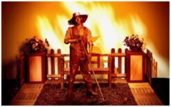 De Koperen Dame & Tuinman Levend Standbeeld vormen een stijlvol en verrassend duo. Op een bankje ontstaat een rustig tafereel met subtiele interactie. Af en toe komen ze onverwacht tot leven en trekken direct de aandacht. Een unieke act voor diverse evenementen. Perfect voor ontvangstentertainment, festivals en winkelcentra. Ook los te boeken en passend bij natuur- en goudthema’s.