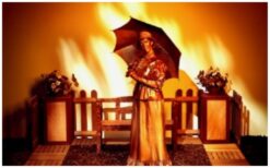 De Koperen Dame & Tuinman Levend Standbeeld vormen een stijlvol en verrassend duo. Op een bankje ontstaat een rustig tafereel met subtiele interactie. Af en toe komen ze onverwacht tot leven en trekken direct de aandacht. Een unieke act voor diverse evenementen. Perfect voor ontvangstentertainment, festivals en winkelcentra. Ook los te boeken en passend bij natuur- en goudthema’s.