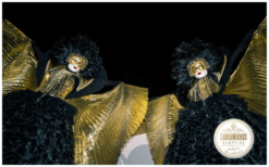 Venetiaans Goud Steltenlopers met grote gouden vleugels brengen luxe, elegantie en betovering naar elk event. Perfect voor entree, festivals en winkelcentra. Een magische blikvanger in Venetiaanse stijl.