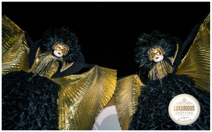 Venetiaans Goud Steltenlopers met grote gouden vleugels brengen luxe, elegantie en betovering naar elk event. Perfect voor entree, festivals en winkelcentra. Een magische blikvanger in Venetiaanse stijl.