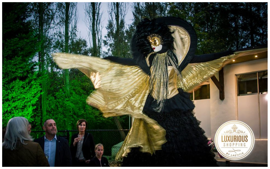 Venetiaans Goud Steltenlopers met grote gouden vleugels brengen luxe, elegantie en betovering naar elk event. Perfect voor entree, festivals en winkelcentra. Een magische blikvanger in Venetiaanse stijl.