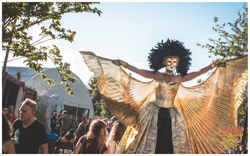 Venetiaans Goud Steltenlopers met grote gouden vleugels brengen luxe, elegantie en betovering naar elk event. Perfect voor entree, festivals en winkelcentra. Een magische blikvanger in Venetiaanse stijl.