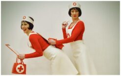 De Verplegende Zusjes zorgen voor humor en ontspanning op elk evenement. Met hun speelse ‘behandelingen’ en vrolijke aanpak laten ze gasten lachen. Een luchtige animatieact die direct sfeer brengt. Ideaal voor uiteenlopende evenementen. Geschikt voor ontvangstentertainment, festivals, beurzen en winkelcentra. Ook perfect als kinderentertainment of ludieke act tijdens netwerkbijeenkomsten.