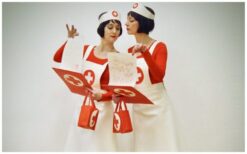 De Verplegende Zusjes zorgen voor humor en ontspanning op elk evenement. Met hun speelse ‘behandelingen’ en vrolijke aanpak laten ze gasten lachen. Een luchtige animatieact die direct sfeer brengt. Ideaal voor uiteenlopende evenementen. Geschikt voor ontvangstentertainment, festivals, beurzen en winkelcentra. Ook perfect als kinderentertainment of ludieke act tijdens netwerkbijeenkomsten.