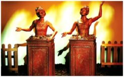 De Dames Torso’s Levend Standbeeld verrassen met stijl en elegantie. Op het eerste gezicht lijken ze stil, tot ze onverwacht tot leven komen. Hun gracieuze bewegingen zorgen direct voor aandacht en verwondering. Een stijlvolle eyecatcher voor elk evenement. Perfect voor ontvangst, beurzen en thema’s als Grieks, goud of brons. Deze levende standbeelden creëren interactie en laten een blijvende indruk achter.