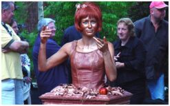 De Dames Torso’s Levend Standbeeld verrassen met stijl en elegantie. Op het eerste gezicht lijken ze stil, tot ze onverwacht tot leven komen. Hun gracieuze bewegingen zorgen direct voor aandacht en verwondering. Een stijlvolle eyecatcher voor elk evenement. Perfect voor ontvangst, beurzen en thema’s als Grieks, goud of brons. Deze levende standbeelden creëren interactie en laten een blijvende indruk achter.