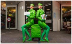 De Groene Stewardessen zorgen voor een frisse en gastvrije ontvangst. In hun groene uniformen verwelkomen zij gasten en ondersteunen zij promoties met enthousiasme. Een opvallende animatieact die direct sfeer brengt. Flexibel inzetbaar voor elk type evenement. Perfect voor beurzen, festivals en winkelcentra. Ideaal voor evenementen met een groen, duurzaam of luchtvaartthema waar service en uitstraling samenkomen.
