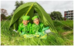 De Groene Stewardessen zorgen voor een frisse en gastvrije ontvangst. In hun groene uniformen verwelkomen zij gasten en ondersteunen zij promoties met enthousiasme. Een opvallende animatieact die direct sfeer brengt. Flexibel inzetbaar voor elk type evenement. Perfect voor beurzen, festivals en winkelcentra. Ideaal voor evenementen met een groen, duurzaam of luchtvaartthema waar service en uitstraling samenkomen.