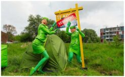De Groene Stewardessen zorgen voor een frisse en gastvrije ontvangst. In hun groene uniformen verwelkomen zij gasten en ondersteunen zij promoties met enthousiasme. Een opvallende animatieact die direct sfeer brengt. Flexibel inzetbaar voor elk type evenement. Perfect voor beurzen, festivals en winkelcentra. Ideaal voor evenementen met een groen, duurzaam of luchtvaartthema waar service en uitstraling samenkomen.