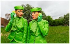 De Groene Stewardessen zorgen voor een frisse en gastvrije ontvangst. In hun groene uniformen verwelkomen zij gasten en ondersteunen zij promoties met enthousiasme. Een opvallende animatieact die direct sfeer brengt. Flexibel inzetbaar voor elk type evenement. Perfect voor beurzen, festivals en winkelcentra. Ideaal voor evenementen met een groen, duurzaam of luchtvaartthema waar service en uitstraling samenkomen.