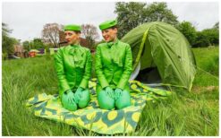De Groene Stewardessen zorgen voor een frisse en gastvrije ontvangst. In hun groene uniformen verwelkomen zij gasten en ondersteunen zij promoties met enthousiasme. Een opvallende animatieact die direct sfeer brengt. Flexibel inzetbaar voor elk type evenement. Perfect voor beurzen, festivals en winkelcentra. Ideaal voor evenementen met een groen, duurzaam of luchtvaartthema waar service en uitstraling samenkomen.