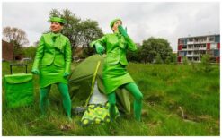 De Groene Stewardessen zorgen voor een frisse en gastvrije ontvangst. In hun groene uniformen verwelkomen zij gasten en ondersteunen zij promoties met enthousiasme. Een opvallende animatieact die direct sfeer brengt. Flexibel inzetbaar voor elk type evenement. Perfect voor beurzen, festivals en winkelcentra. Ideaal voor evenementen met een groen, duurzaam of luchtvaartthema waar service en uitstraling samenkomen.