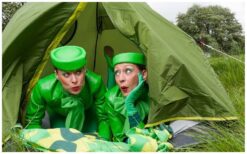 De Groene Stewardessen zorgen voor een frisse en gastvrije ontvangst. In hun groene uniformen verwelkomen zij gasten en ondersteunen zij promoties met enthousiasme. Een opvallende animatieact die direct sfeer brengt. Flexibel inzetbaar voor elk type evenement. Perfect voor beurzen, festivals en winkelcentra. Ideaal voor evenementen met een groen, duurzaam of luchtvaartthema waar service en uitstraling samenkomen.