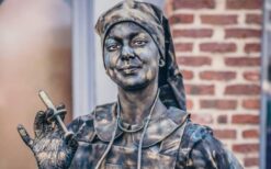 IJzeren Verpleegster Levend Standbeeld huren? Interactieve straattheater act in brons- of koperthema voor festival, beurs of winkelcentrum. Mysterieus, stoer en een echte blikvanger
