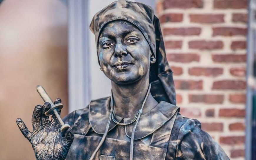 IJzeren Verpleegster Levend Standbeeld huren? Interactieve straattheater act in brons- of koperthema voor festival, beurs of winkelcentrum. Mysterieus, stoer en een echte blikvanger