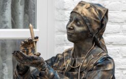 IJzeren Verpleegster Levend Standbeeld huren? Interactieve straattheater act in brons- of koperthema voor festival, beurs of winkelcentrum. Mysterieus, stoer en een echte blikvanger
