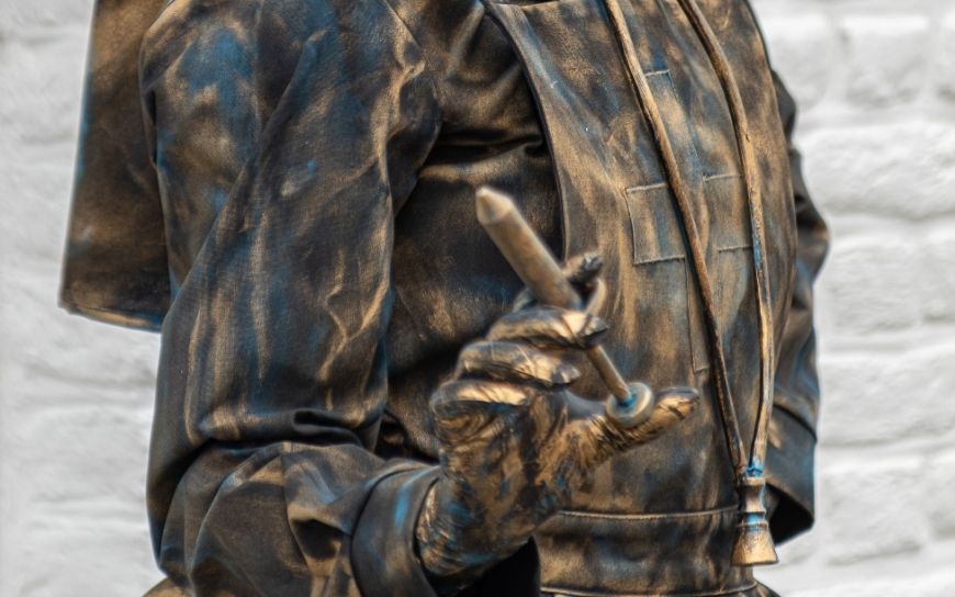 IJzeren Verpleegster Levend Standbeeld huren? Interactieve straattheater act in brons- of koperthema voor festival, beurs of winkelcentrum. Mysterieus, stoer en een echte blikvanger