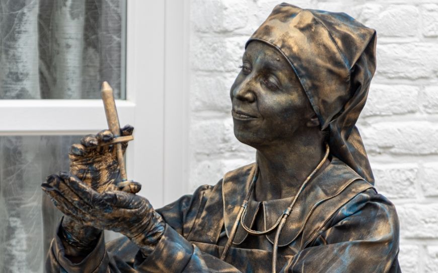 IJzeren Verpleegster Levend Standbeeld huren? Interactieve straattheater act in brons- of koperthema voor festival, beurs of winkelcentrum. Mysterieus, stoer en een echte blikvanger