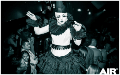 Cirque Black & White Steltenlopers brengen elegantie, contrast en sierlijke beweging naar elk event. Een stijlvol visueel spektakel, perfect voor festivals, ontvangst en winkelcentra in zwart-wit thema.