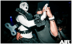 Cirque Black & White Steltenlopers brengen elegantie, contrast en sierlijke beweging naar elk event. Een stijlvol visueel spektakel, perfect voor festivals, ontvangst en winkelcentra in zwart-wit thema.