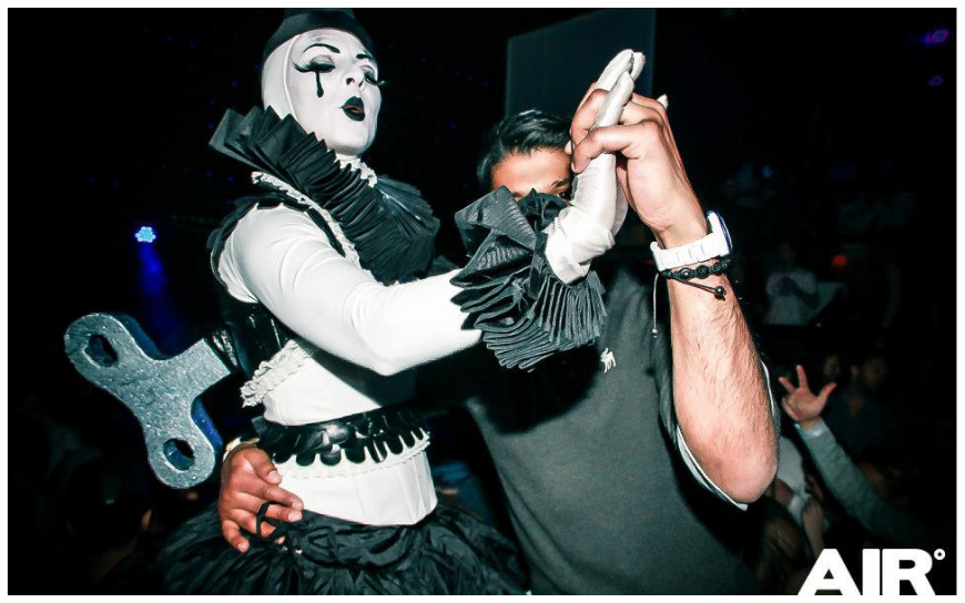 Cirque Black & White Steltenlopers brengen elegantie, contrast en sierlijke beweging naar elk event. Een stijlvol visueel spektakel, perfect voor festivals, ontvangst en winkelcentra in zwart-wit thema.