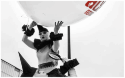 Cirque Black & White Steltenlopers brengen elegantie, contrast en sierlijke beweging naar elk event. Een stijlvol visueel spektakel, perfect voor festivals, ontvangst en winkelcentra in zwart-wit thema.