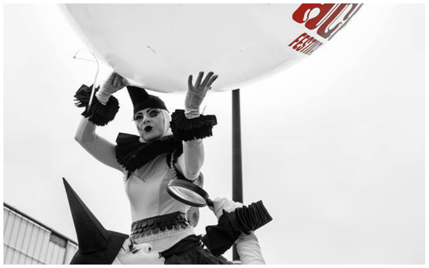 Cirque Black & White Steltenlopers brengen elegantie, contrast en sierlijke beweging naar elk event. Een stijlvol visueel spektakel, perfect voor festivals, ontvangst en winkelcentra in zwart-wit thema.