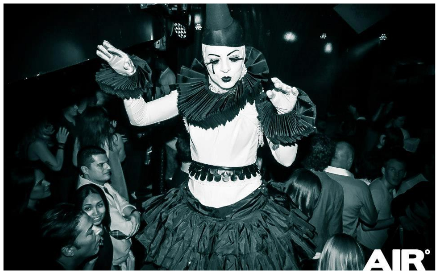 Cirque Black & White Steltenlopers brengen elegantie, contrast en sierlijke beweging naar elk event. Een stijlvol visueel spektakel, perfect voor festivals, ontvangst en winkelcentra in zwart-wit thema.