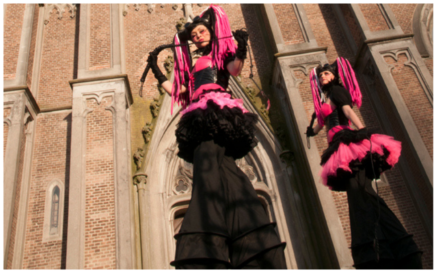 Pink & Spannend Steltenlopers brengen een mysterieuze, roze uitstraling en verrassend entertainment naar elk event. Perfect voor festivals, winkelcentra en ontvangst. Een opvallende act vol kleur en spanning.