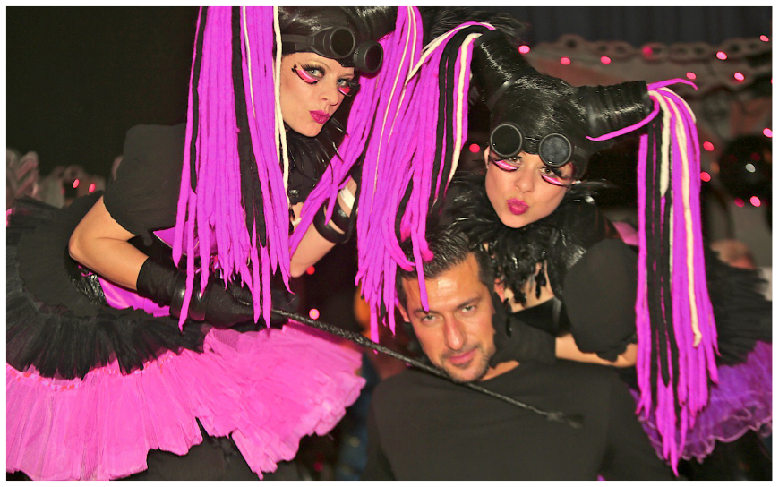 Pink & Spannend Steltenlopers brengen een mysterieuze, roze uitstraling en verrassend entertainment naar elk event. Perfect voor festivals, winkelcentra en ontvangst. Een opvallende act vol kleur en spanning.