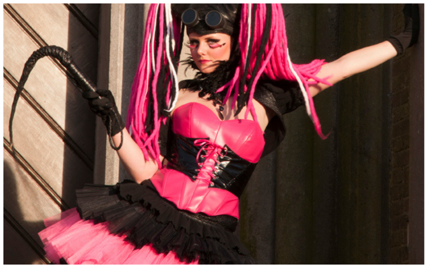 Pink & Spannend Steltenlopers brengen een mysterieuze, roze uitstraling en verrassend entertainment naar elk event. Perfect voor festivals, winkelcentra en ontvangst. Een opvallende act vol kleur en spanning.