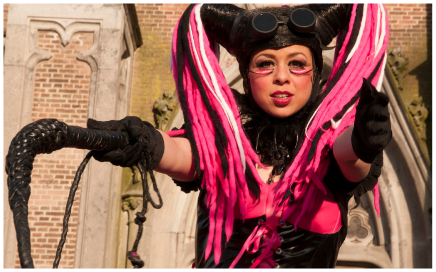 Pink & Spannend Steltenlopers brengen een mysterieuze, roze uitstraling en verrassend entertainment naar elk event. Perfect voor festivals, winkelcentra en ontvangst. Een opvallende act vol kleur en spanning.