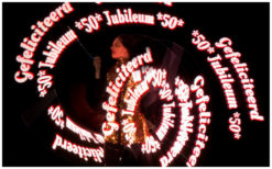 Professionele LED-act met artiesten in interactieve lichtkostuums die dansen tijdens een high-tech show op een bedrijfsfeest.