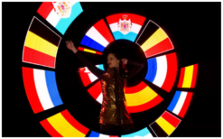 Professionele LED-act met artiesten in interactieve lichtkostuums die dansen tijdens een high-tech show op een bedrijfsfeest.