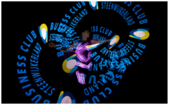 Professionele LED-act met artiesten in interactieve lichtkostuums die dansen tijdens een high-tech show op een bedrijfsfeest.