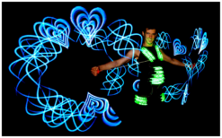 Professionele LED-act met artiesten in interactieve lichtkostuums die dansen tijdens een high-tech show op een bedrijfsfeest.