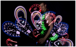 Professionele LED-act met artiesten in interactieve lichtkostuums die dansen tijdens een high-tech show op een bedrijfsfeest.