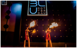 Beleef vuurspektakel op stelten! Onze Vuur Steltenlopers brengen een dynamische show met diverse vuurtools. Aanpasbaar aan elk event.