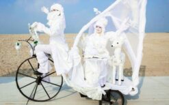 Winter Wonder Dreams Parade boeken? Stijlvolle winterparade met engelen, steltenlopers en praalwagen. Perfect voor kerst, winkelcentra en winterevents. Mobiele act vol sfeer en belevin