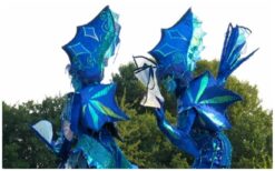 Zeepaardjes Steltenlopers met diepblauwe glans brengen magische onderwatersfeer naar elk evenement. Sierlijk en rustig, perfect voor festivals, ontvangst en winkelcentra. Een betoverende oceaanbeleving.