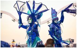 Zeepaardjes Steltenlopers met diepblauwe glans brengen magische onderwatersfeer naar elk evenement. Sierlijk en rustig, perfect voor festivals, ontvangst en winkelcentra. Een betoverende oceaanbeleving.